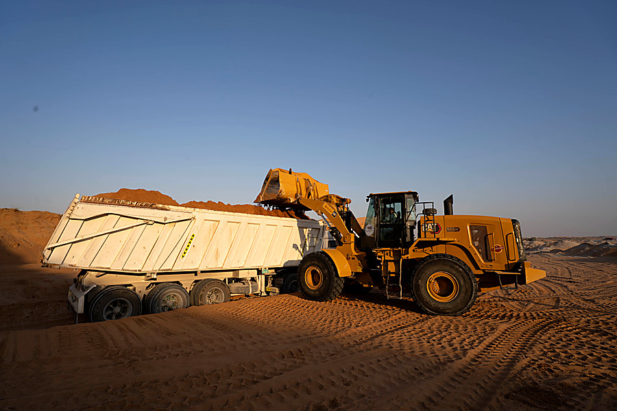 Filling a tipping trailer