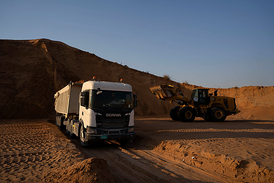 Tipper positioned for loading