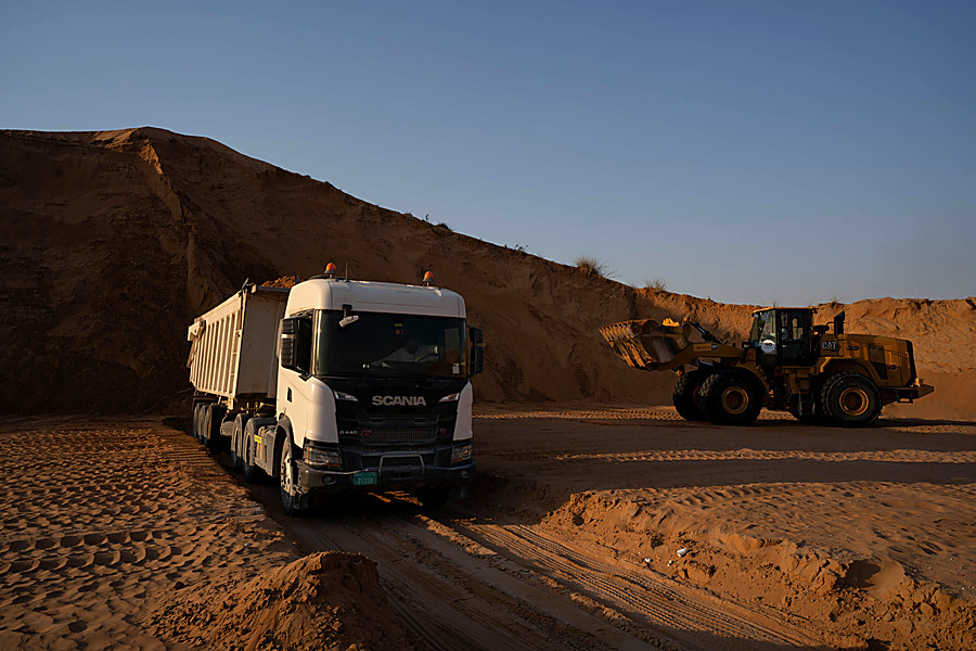 6-wheel tipper on the dune haul road