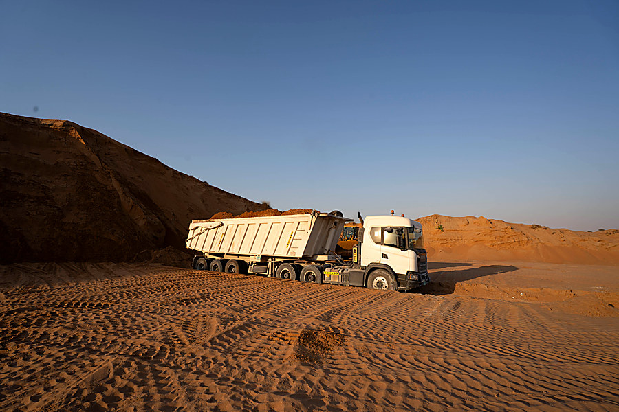 Bulk trailer against the dune face